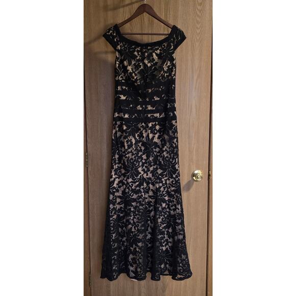 Tadashi Shoji Lace Mermaid Evening Formal Gown - Picture 2 of 12
